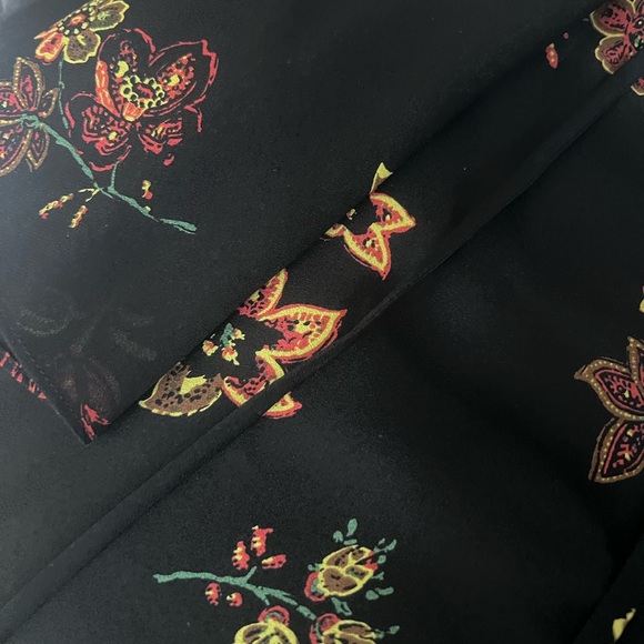 A.L.C. Black & Floral Print Silk Blouse, Size 8 - Picture 6 of 8